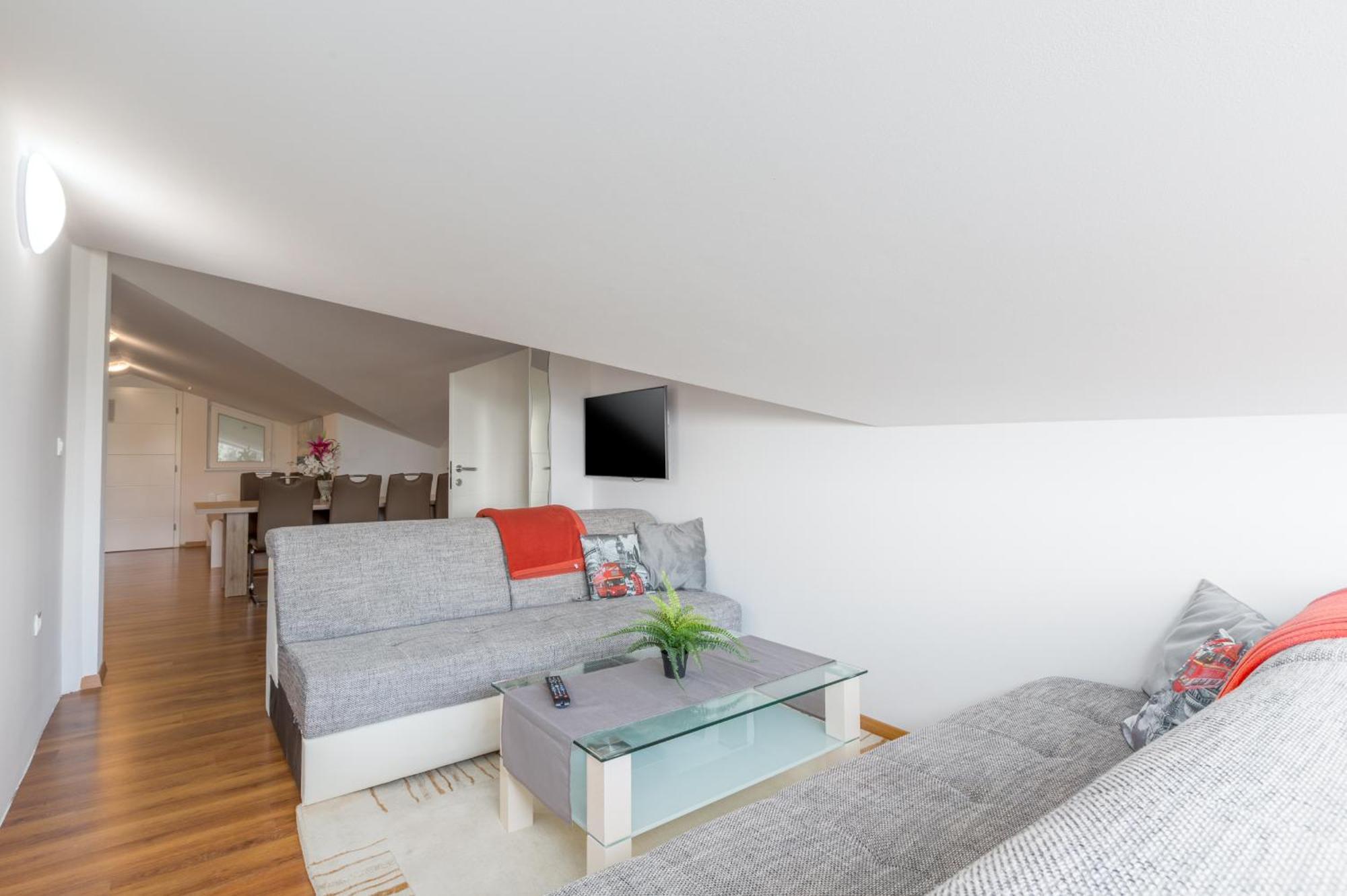 Apartman Adriana *